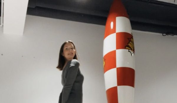 Giovanna Franken steht im Büro von HeimatTBWA\ neben einer Rakete